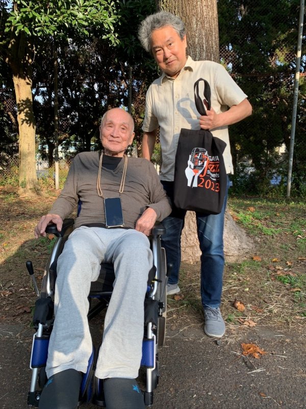 2024（令和６）年10月、善福寺川緑地で俊太郎さんと（写真提供：谷川賢作さん）