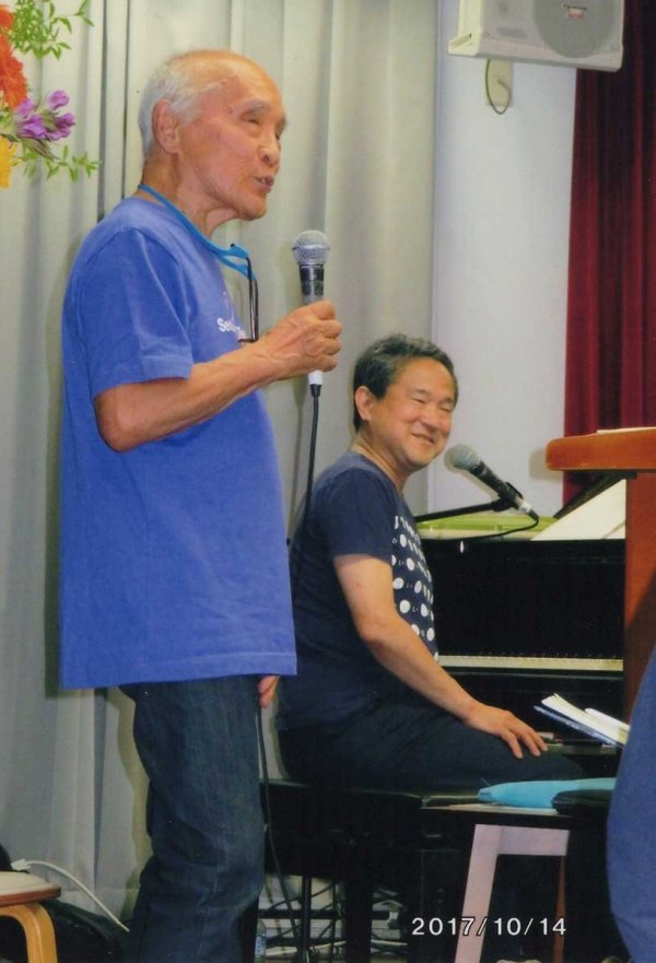 2017（平成29）年10月「京都 つめ草音楽の学校」で俊太郎さんと共演（写真提供：谷川賢作さん）