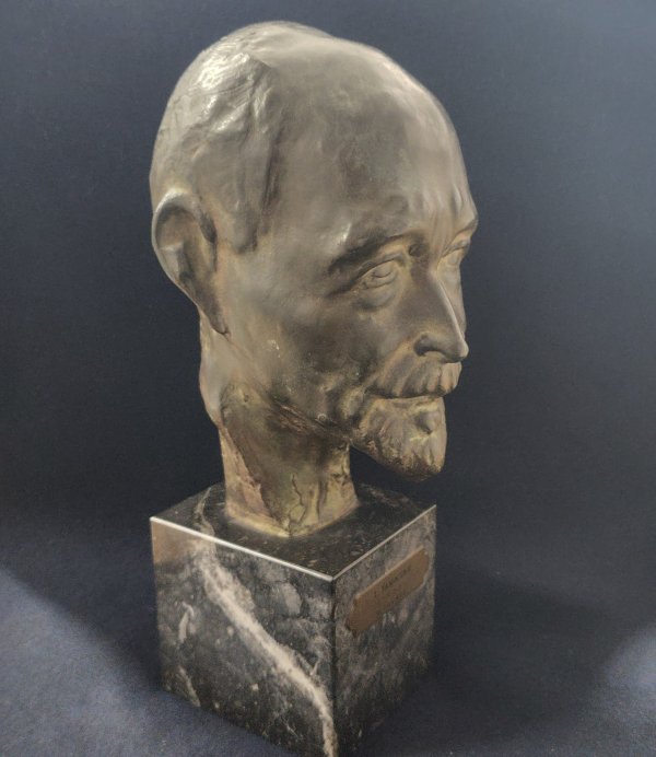 「谷川の頭像」高田博厚作（1968年）（HOSEIミュージアム所蔵）