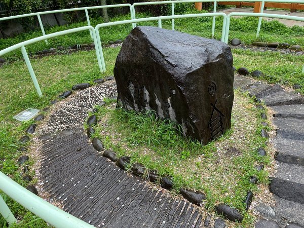 「はだしの丘」中央のモニュメント