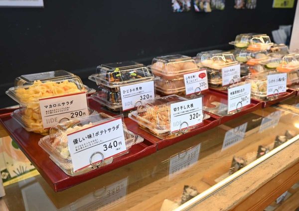 「切り干し大根」や「ひじきの煮物」など、定番の惣菜もそろう