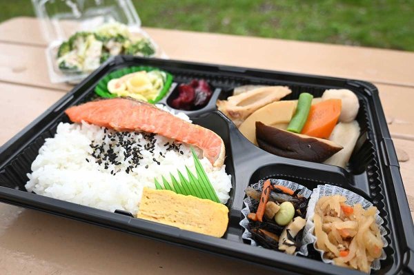 杉並区のヘルシーメニュー「煮物・紅鮭弁当」と「ブロッコリーのサラダ」