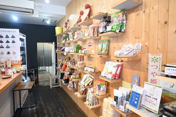 山形県の名産品が並ぶ、明るくスタイリッシュな店内