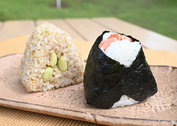玄米のおにぎり「秘伝豆（ひでんまめ）」と、「つや姫」のおにぎり「紅鮭」