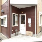 店舗外観。テイクアウトは左の小窓から注文できる