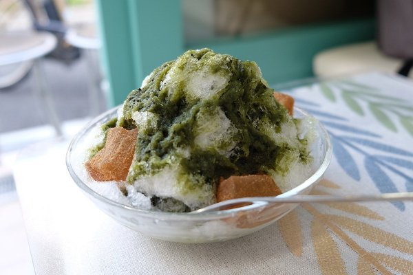 抹茶のかき氷に、ふんわりとろけるわらび餅をトッピング