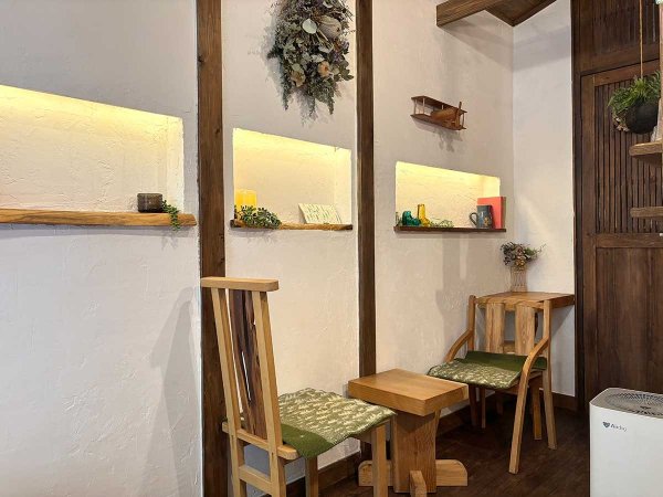 ゆっくりくつろげる、落ち着いた店内