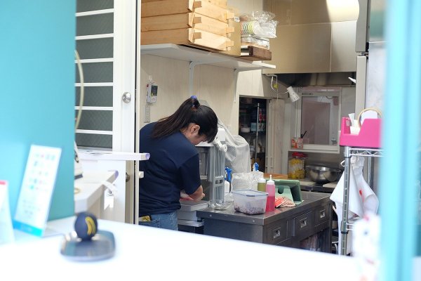 仕込みから仕上げまで、すべて店内の厨房で手掛ける