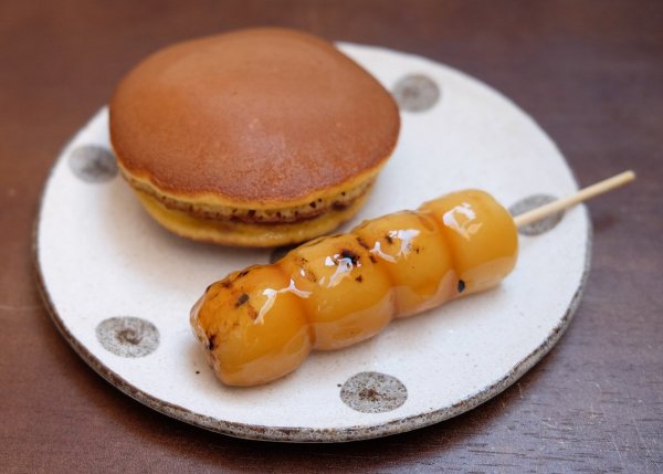 軽い食感のどら焼きと、ファンの多いみたらし団子