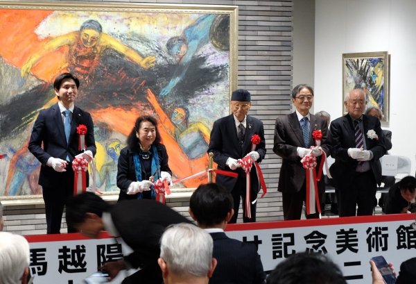 オープニングセレモニーで大村智博士、小布施町長らと共にテープカット