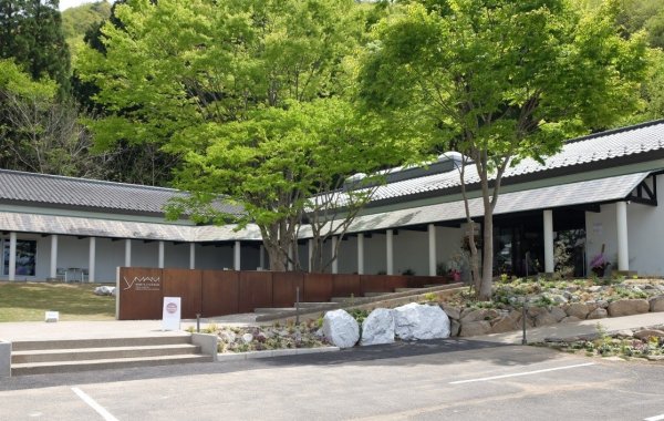 緑を背に直線が際立つ外観。北信五岳の山並みを望むカフェも併設