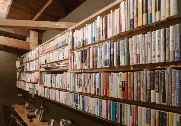 項目別に整理された約1,000冊の書籍は、気に入ったものがあれば購入もできる