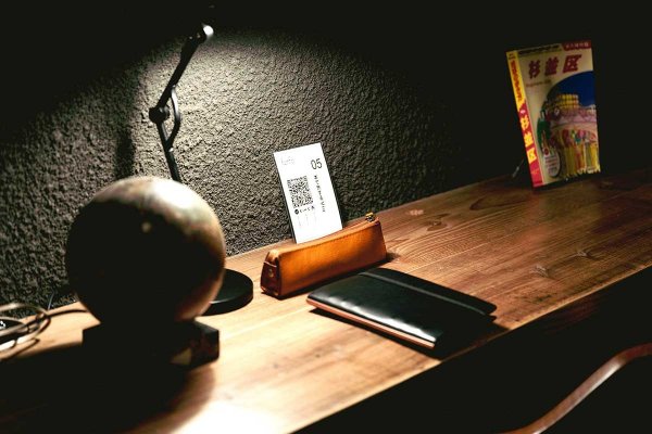 木目が美しい天然木のカウンター席。読書灯を照らせば、お一人様の読書空間に