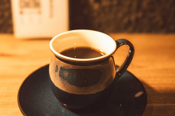 香り深いオリジナルコーヒーは、注文後に豆を挽きハンドドリップで注がれる