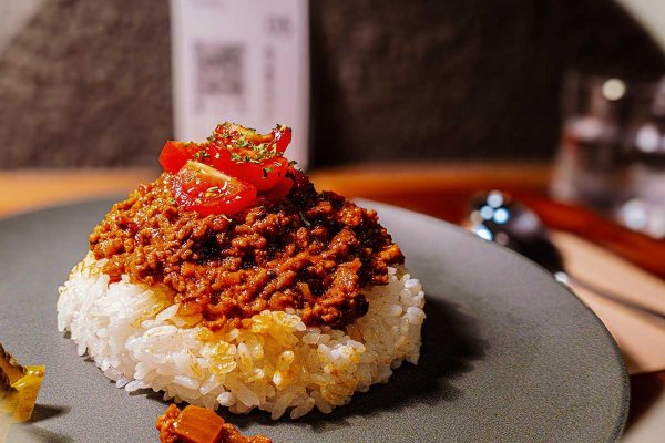 スパイスが効き、食べ応え十分なキーマカレー。ドリンク付きで提供される