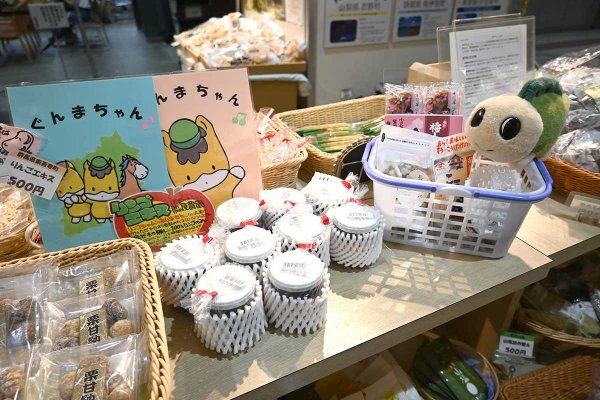 りんご好きななみすけは、「りんごエキス」など珍しい特産品に興味津々