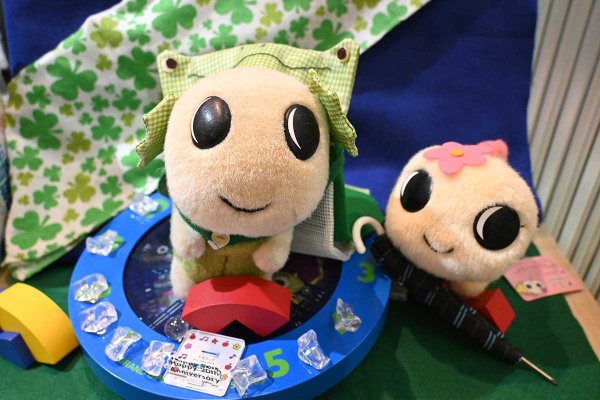 レジのそばには、季節のコスプレ姿のぬいぐるみが飾られている