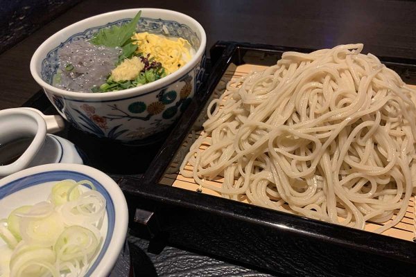 のど越しの良さを重視した二八そばと、季節の丼のセット。この日は「しらす丼」