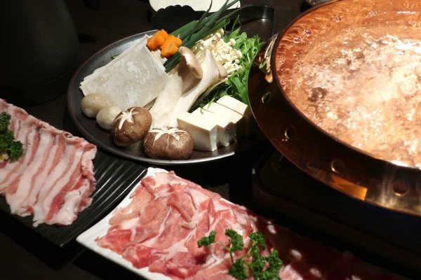 「黒豚の蕎麦しゃぶ」は、同店発祥とされる代表的な一品