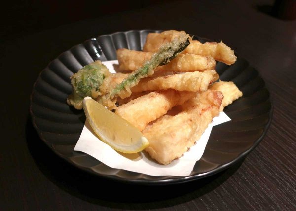 うどん、丼物、日本酒に合う酒の肴（さかな）も用意。写真は旬の食材の天ぷら