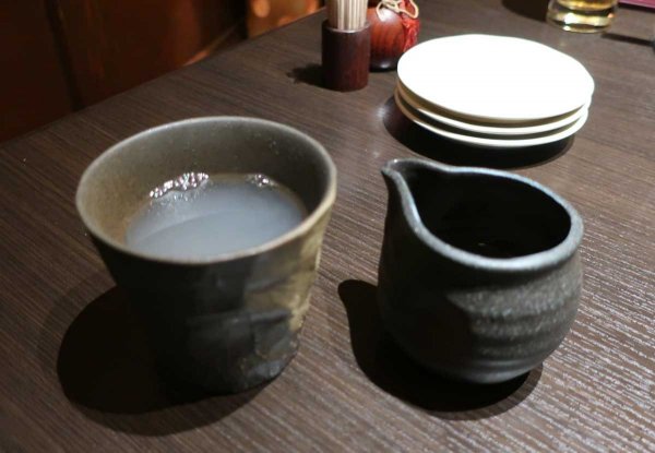 「焼酎の蕎麦湯割り」も楽しめる。焼酎の品ぞろえも豊富