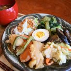 野菜の恵みを味わえる「農民定食」。煮卵には「島村農園」のこだわりの卵を使用