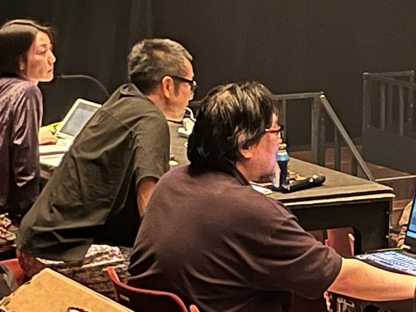 光・影・音・響きを確認しながら、息を合わせる演出