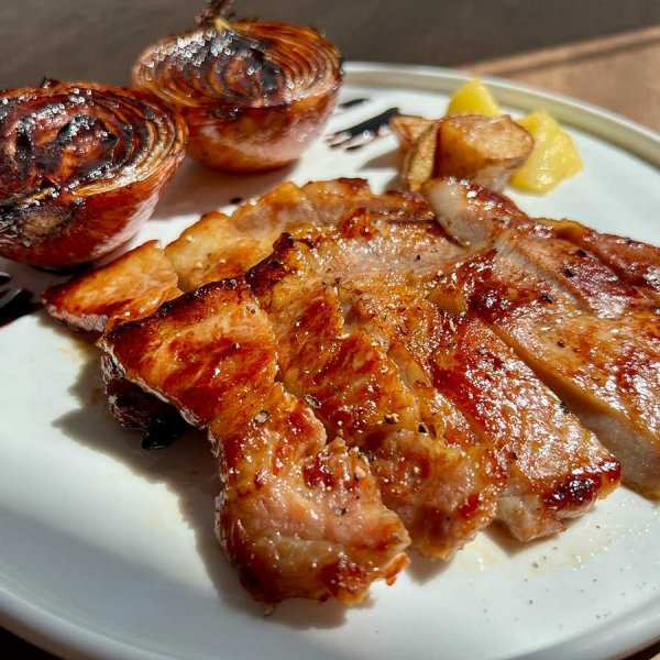 香ばしく焼き上げたメイン料理「三元豚の香味ロティ 西京味噌のソース」（写真提供：ビストロTOKIORI）