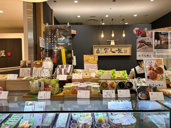 和やかな雰囲気の「富久屋」の店頭。こだわりの和菓子が彩り豊かに並ぶ