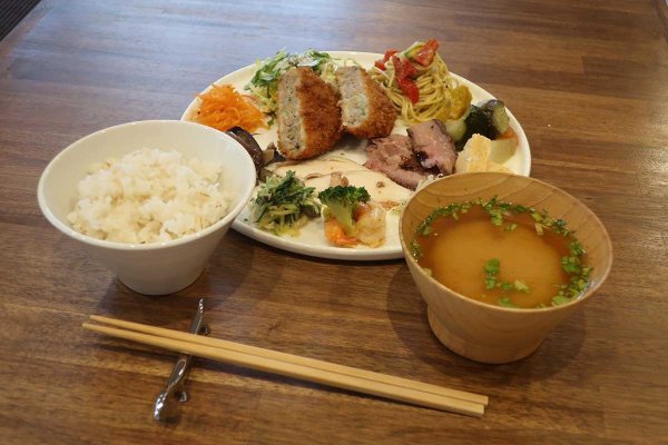 「12彩プレートランチ」。この週の主菜は「九条ネギのメンチカツ」