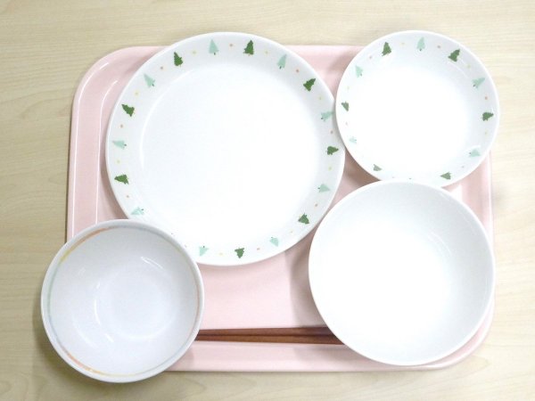 杉並区の学校給食で使われている食器（写真提供：杉並区教育委員会）
