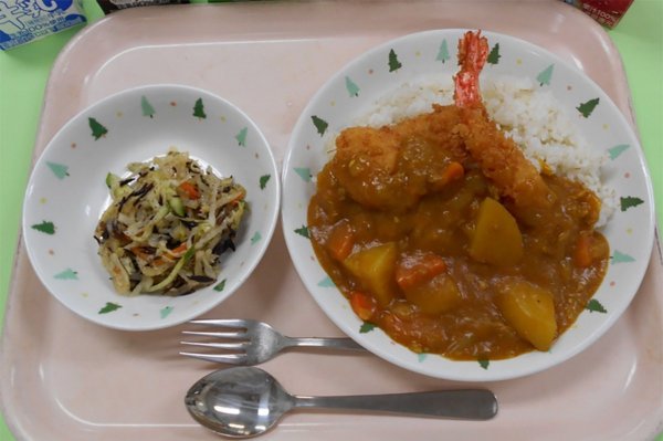 リザーブ給食の例。飲み物のほか、カレーのトッピングを２種から選べた（写真提供：荻窪小学校）
