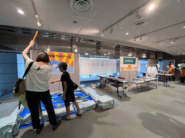 給食を体感できるコーナーなど、毎回趣向を凝らした展示が行われている