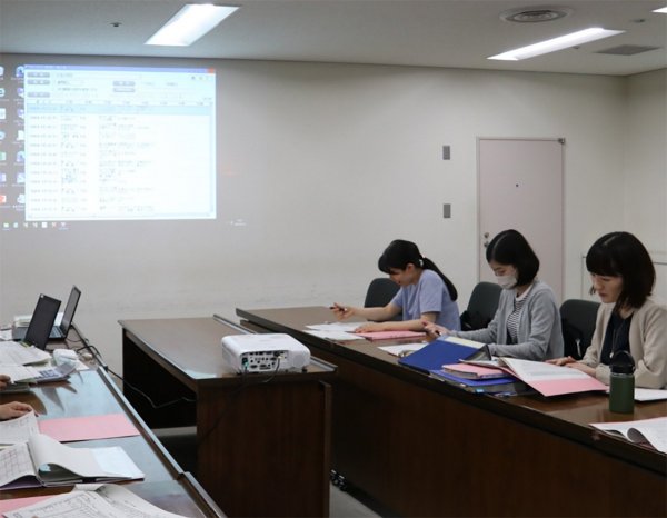 １カ月分の標準献立を作成する「標準献立作成会」の様子（写真提供：杉並区教育委員会）