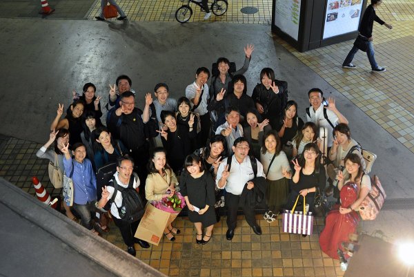 第１回定演の打ち上げ後の団員。演奏をやり遂げた喜びが伝わる（写真提供：荻窪祝祭管弦楽団）