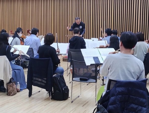 リハーサル風景。まず曲のイメージをつかみ、部分練習で肩慣らし