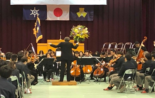 都立高校の記念式典で演奏（写真提供：荻窪祝祭管弦楽団）