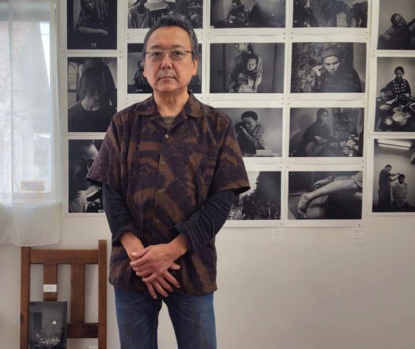 「刊行記念写真展では、未掲載の写真も展示しました」と広瀬さん（ 2026（令和８）年６月12日「ブックギャラリーポポタム」にて）