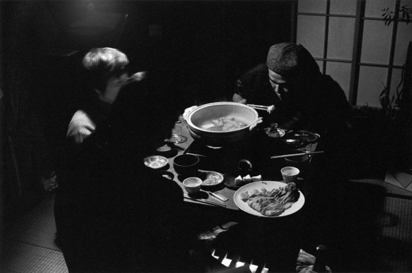 阪神大震災の夜、室野井さんの和室で鍋（『天沼』より）