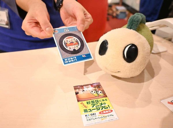 受付で、なみすけのマンホールカード３種のうちの１種を配布している