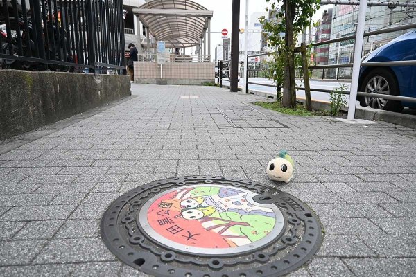 大田黒公園は、このマンホールの場所から南に徒歩約６分