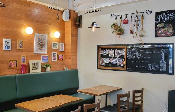 アートが飾られた明るい店内。定期的に訪れる外国人客もいるという