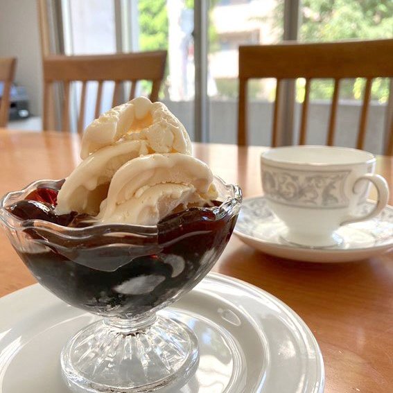 「コーヒー屋さんのコーヒーゼリー」。コーヒーの味にバニラアイスがよく合う（写真提供：イタヤカフェ）