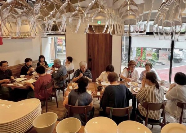 食事と会話が弾むテーブル席。団体の貸し切り利用もできる（写真提供：ビストロTOKIORI）