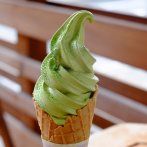 「抹茶ソフトクリーム」。場所柄学生客も多く、学割価格があるのがうれしい