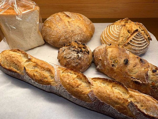 自家製天然酵母を使い、かむほどにうまみが広がるもちもちのフランスパン（写真提供：ブーランジェリールフレ）