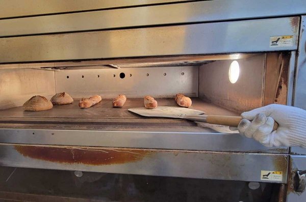 ブーランジェリーとは、職人が生地をこねて焼き上げたパンを販売する店のこと