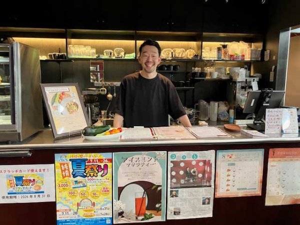 店長の加茂さんは、生産者と店をつなぐ役割を担っている