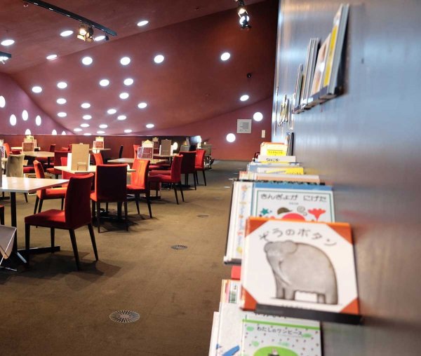絵本は約200冊あり、自由に手に取って席で読める