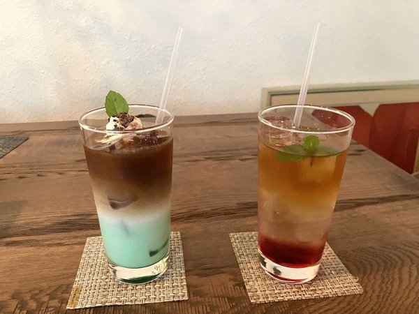 「アイスミントカフェオレ」（左）、「ラズベリーコーヒートニック」（右）